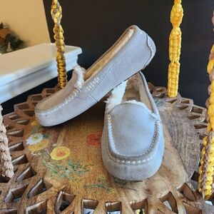 Women's UGG Ansley Slippers in Light Gray